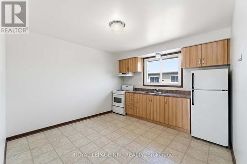 23 Saint Andrews Avenue, Welland (Lincoln/Crowland), ON - Indoor Photo Showing Kitchen