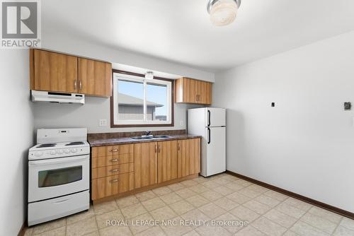 23 Saint Andrews Avenue, Welland (Lincoln/Crowland), ON - Indoor Photo Showing Kitchen With Double Sink