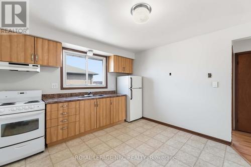23 Saint Andrews Avenue, Welland (Lincoln/Crowland), ON - Indoor Photo Showing Kitchen With Double Sink