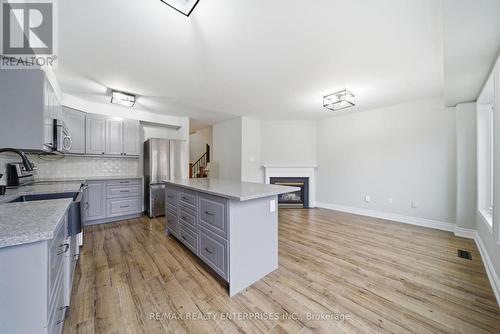 6930 Elliott Parliament Street, Mississauga, ON - Indoor Photo Showing Kitchen With Upgraded Kitchen