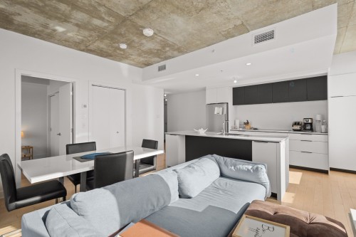 Salon - 2326-60 Rue De L'Éclipse, Brossard, QC - Indoor