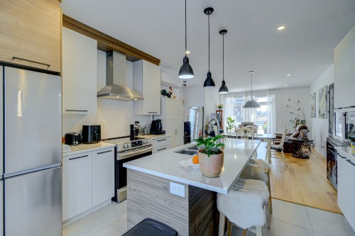 Cuisine - 75 Rue Bella, Saint-Jean-Sur-Richelieu, QC - Indoor Photo Showing Kitchen With Upgraded Kitchen