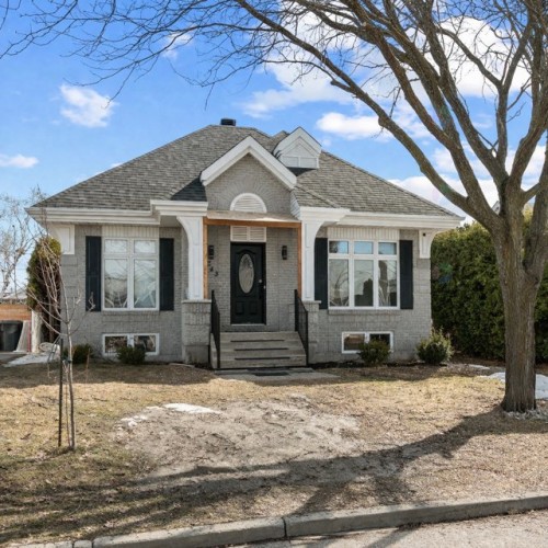 243 32e Avenue  Sainte-Marthe-Sur-Le-Lac, QC J0N 1P0