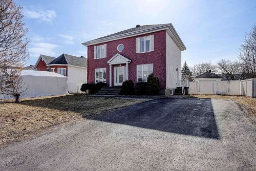 230 Rue des Tournesols  Saint-Jean-Sur-Richelieu, QC J2W 2S8