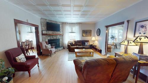 301 11Th Avenue, Cranbrook, BC - Indoor Photo Showing Living Room With Fireplace