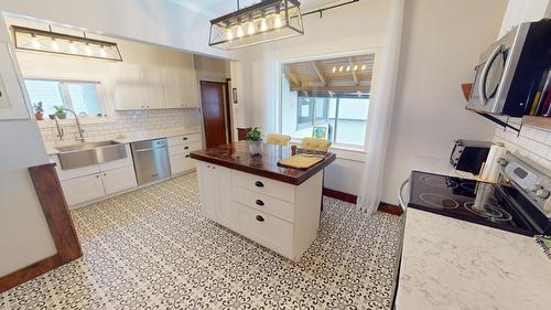 301 11Th Avenue, Cranbrook, BC - Indoor Photo Showing Kitchen