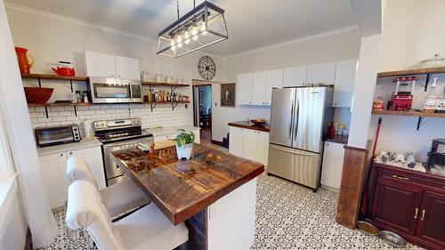301 11Th Avenue, Cranbrook, BC - Indoor Photo Showing Kitchen