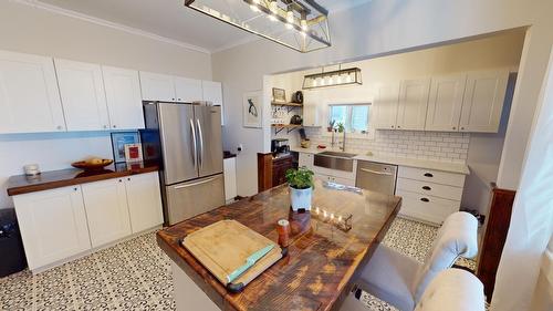 301 11Th Avenue, Cranbrook, BC - Indoor Photo Showing Kitchen