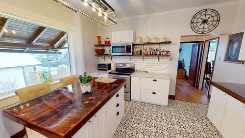 301 11Th Avenue, Cranbrook, BC - Indoor Photo Showing Kitchen