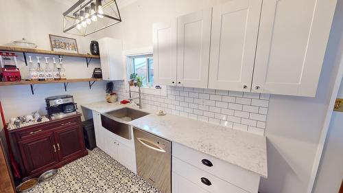 301 11Th Avenue, Cranbrook, BC - Indoor Photo Showing Kitchen
