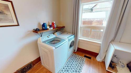 301 11Th Avenue, Cranbrook, BC - Indoor Photo Showing Laundry Room