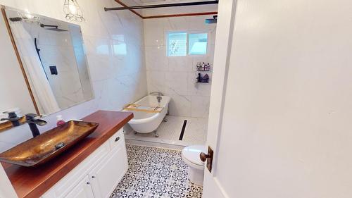301 11Th Avenue, Cranbrook, BC - Indoor Photo Showing Bathroom