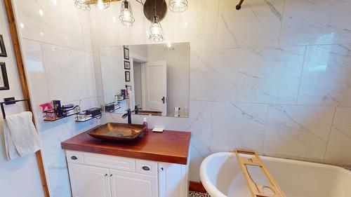301 11Th Avenue, Cranbrook, BC - Indoor Photo Showing Bathroom