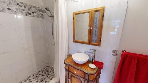 301 11Th Avenue, Cranbrook, BC - Indoor Photo Showing Bathroom