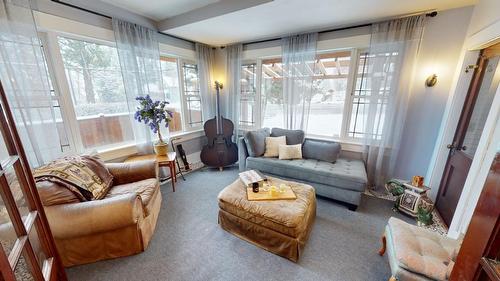301 11Th Avenue, Cranbrook, BC - Indoor Photo Showing Living Room