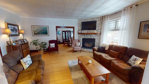 301 11Th Avenue, Cranbrook, BC - Indoor Photo Showing Living Room With Fireplace