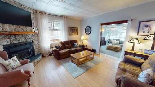 301 11Th Avenue, Cranbrook, BC - Indoor Photo Showing Living Room With Fireplace