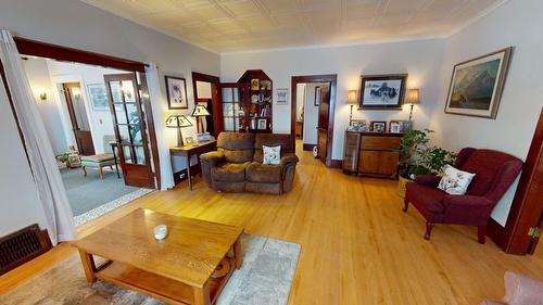 301 11Th Avenue, Cranbrook, BC - Indoor Photo Showing Living Room