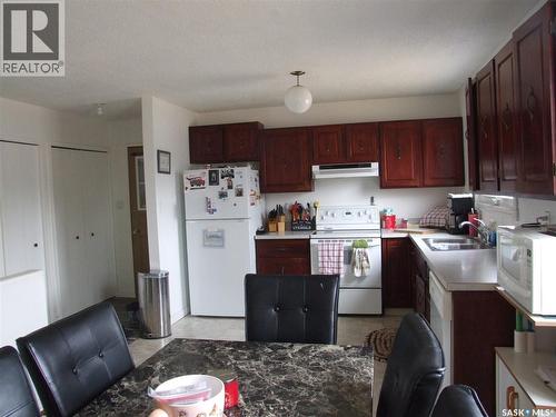 524 1St Street W, Leader, SK - Indoor Photo Showing Kitchen With Double Sink