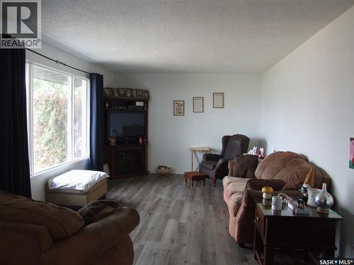 524 1St Street W, Leader, SK - Indoor Photo Showing Living Room