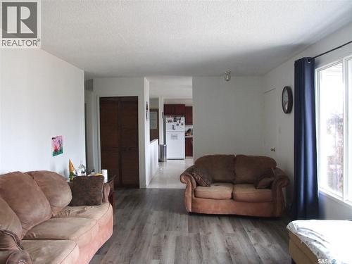 524 1St Street W, Leader, SK - Indoor Photo Showing Living Room
