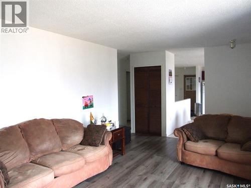 524 1St Street W, Leader, SK - Indoor Photo Showing Living Room