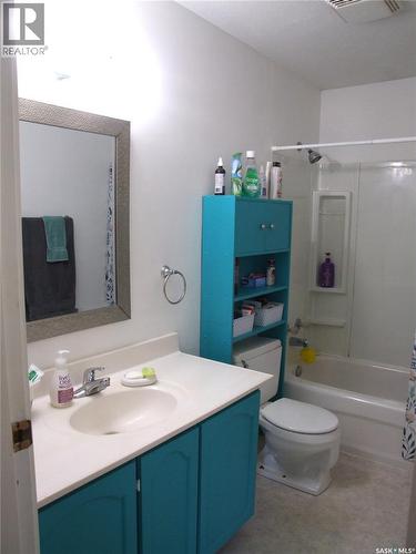 524 1St Street W, Leader, SK - Indoor Photo Showing Bathroom