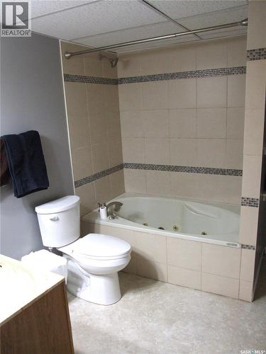 524 1St Street W, Leader, SK - Indoor Photo Showing Bathroom
