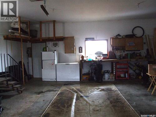 524 1St Street W, Leader, SK - Indoor Photo Showing Garage