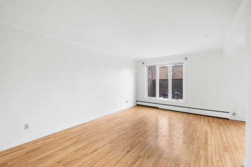 Salon - 303 Rue Hyman, Dollard-Des-Ormeaux, QC - Indoor