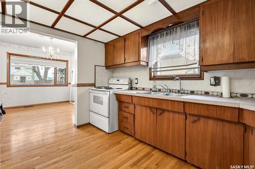 528 Athabasca Street E, Moose Jaw, SK - Indoor Photo Showing Kitchen With Double Sink