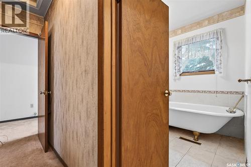 528 Athabasca Street E, Moose Jaw, SK - Indoor Photo Showing Bathroom