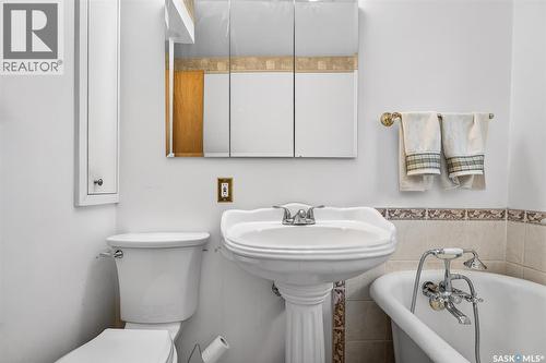 528 Athabasca Street E, Moose Jaw, SK - Indoor Photo Showing Bathroom