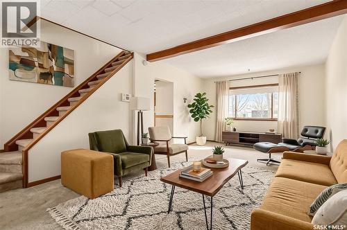 528 Athabasca Street E, Moose Jaw, SK - Indoor Photo Showing Living Room