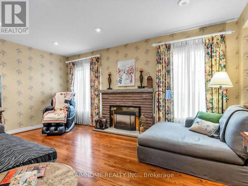 92 Braeside Square, Markham, ON - Indoor With Fireplace
