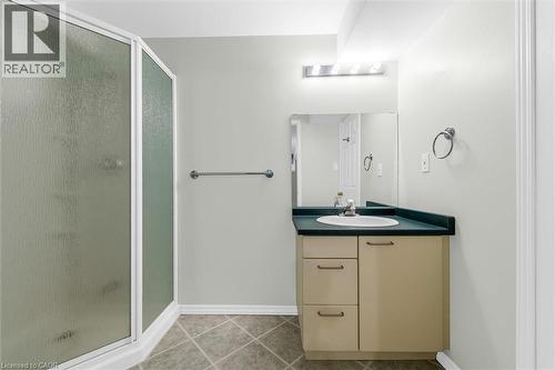 10 Davidson Boulevard Unit# 1, Dundas, ON - Indoor Photo Showing Bathroom