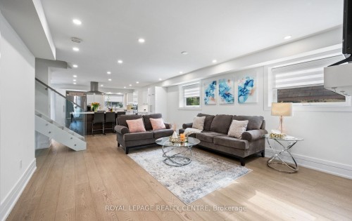 1071 Westmount Avenue, Mississauga, ON - Indoor Photo Showing Living Room