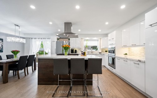 1071 Westmount Avenue, Mississauga, ON - Indoor Photo Showing Kitchen With Upgraded Kitchen