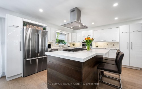1071 Westmount Avenue, Mississauga, ON - Indoor Photo Showing Kitchen With Upgraded Kitchen