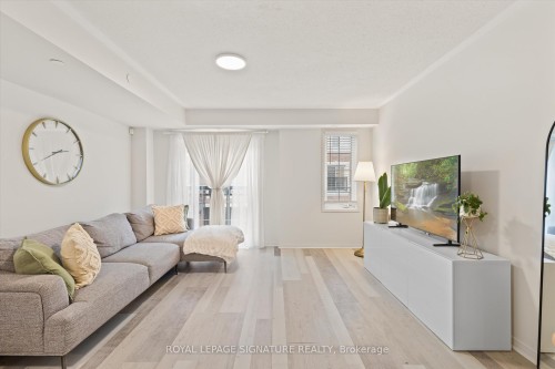 33 Glenstal Path, Oshawa, ON - Indoor Photo Showing Living Room