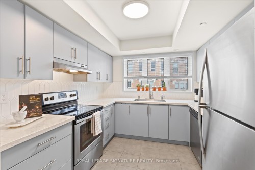 33 Glenstal Path, Oshawa, ON - Indoor Photo Showing Kitchen With Upgraded Kitchen