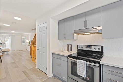 33 Glenstal Path, Oshawa, ON - Indoor Photo Showing Kitchen