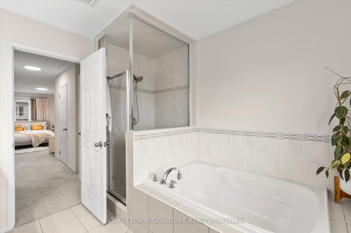 33 Glenstal Path, Oshawa, ON - Indoor Photo Showing Bathroom