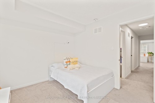 33 Glenstal Path, Oshawa, ON - Indoor Photo Showing Bedroom