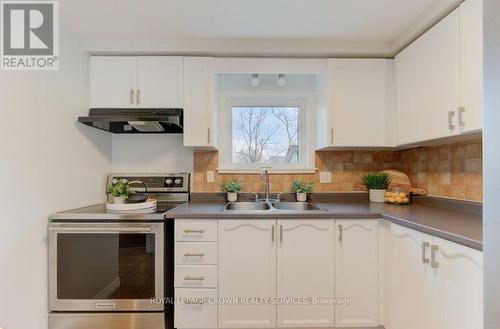828 Elgin Street N, Cambridge, ON - Indoor Photo Showing Kitchen With Double Sink