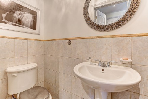 Salle d'eau - 974 Ch. Macnaughton, Mont-Royal, QC - Indoor Photo Showing Bathroom