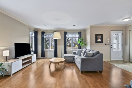 Salon - 102-50 37E Avenue E., Blainville, QC - Indoor Photo Showing Living Room