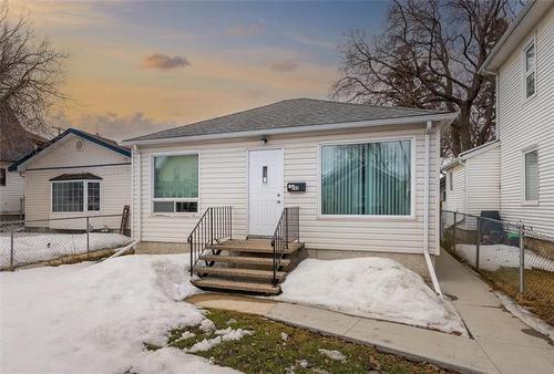 172 Harbison AVE  Winnipeg, MB R2L 0A4