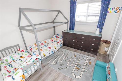 44 Larry Vickar Dr, Winnipeg, MB 