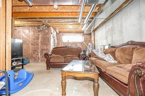 44 Larry Vickar Dr, Winnipeg, MB 